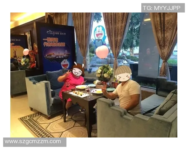 足球明星情侣共度夏日清凉时光泳池畅游甜蜜瞬间尽显浪漫情怀