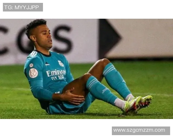 足球明星比赛中眉骨受伤紧急缝针现场直击球迷心痛不已